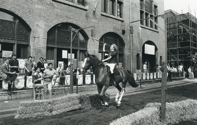 109289 Afbeelding van het ringsteken te paard bij de Studentensociëteit P.H.R.M. (Janskerkhof 14) te Utrecht.